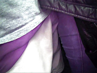 arrimon a chica hablando con su novio por cel