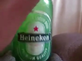 Elle aime bien les bouteilles d'Heineken